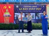 Đại diện đơn vị La Bàn Giáo Dục - V-Torch tặng gói "Bản đồ định hướng học tập" trị giá 39.000.000 VNĐ cho nhà trường