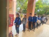 Học sinh xếp hàng điểm danh