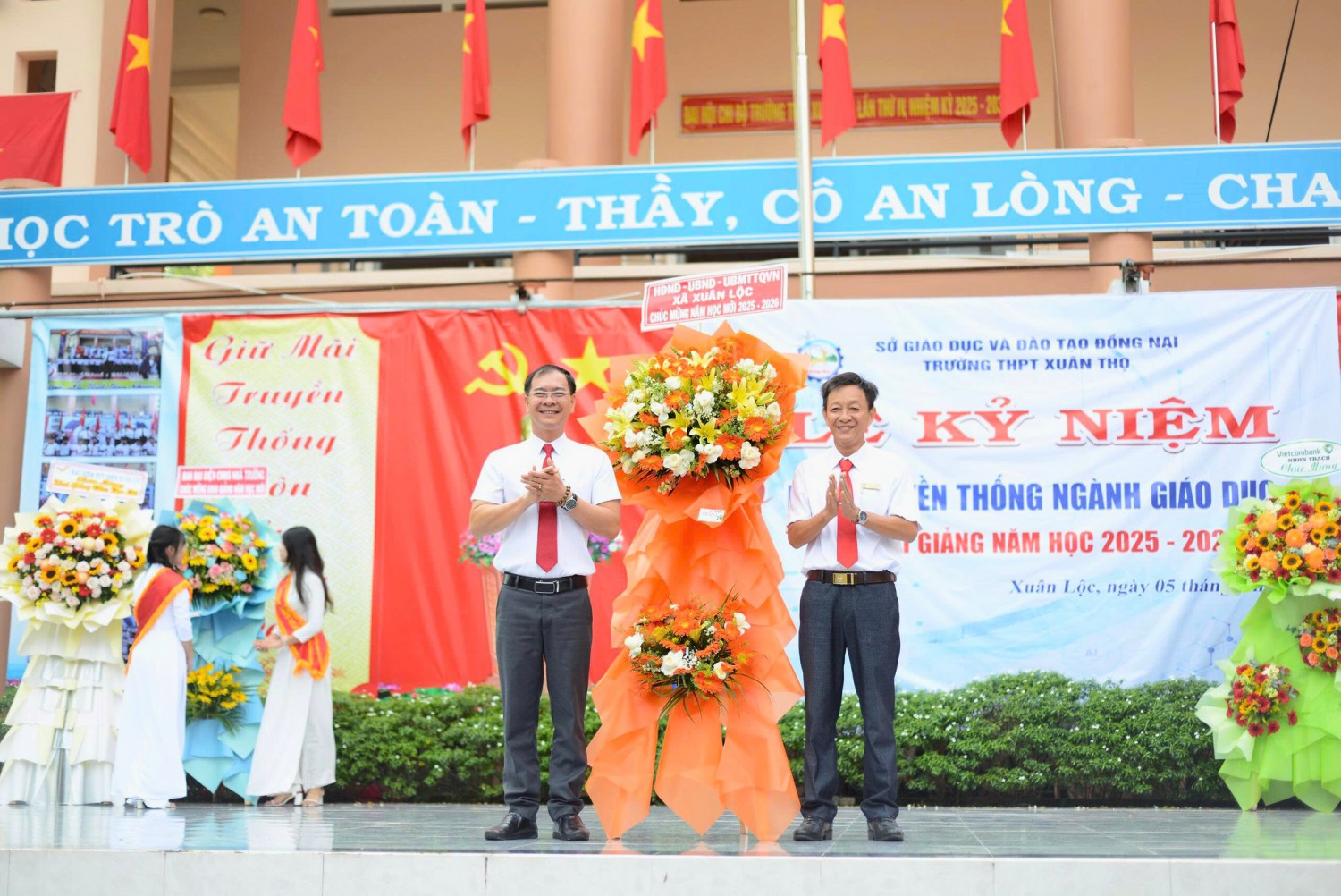 Đồng chí Lê Khắc Sơn, Phó Bí thư Đảng ủy, Chủ tịch UBND xã dự lễ khai giảng tại Trường THPT Xuân Thọ