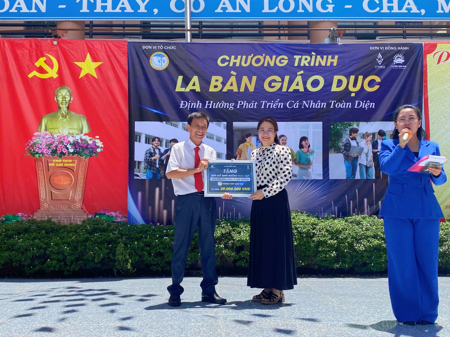 Đại diện đơn vị La Bàn Giáo Dục - V-Torch tặng gói "Bản đồ định hướng học tập" trị giá 39.000.000 VNĐ cho nhà trường