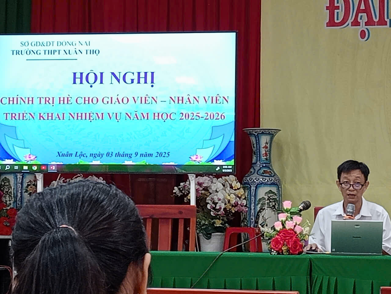 Thầy Hiệu trưởng trường THPT Xuân Thọ chủ trì và phát biểu chỉ đạo tại Hội nghị chính trị hè, triển khai phương hướng, nhiệm vụ cho năm học 2025-2026.