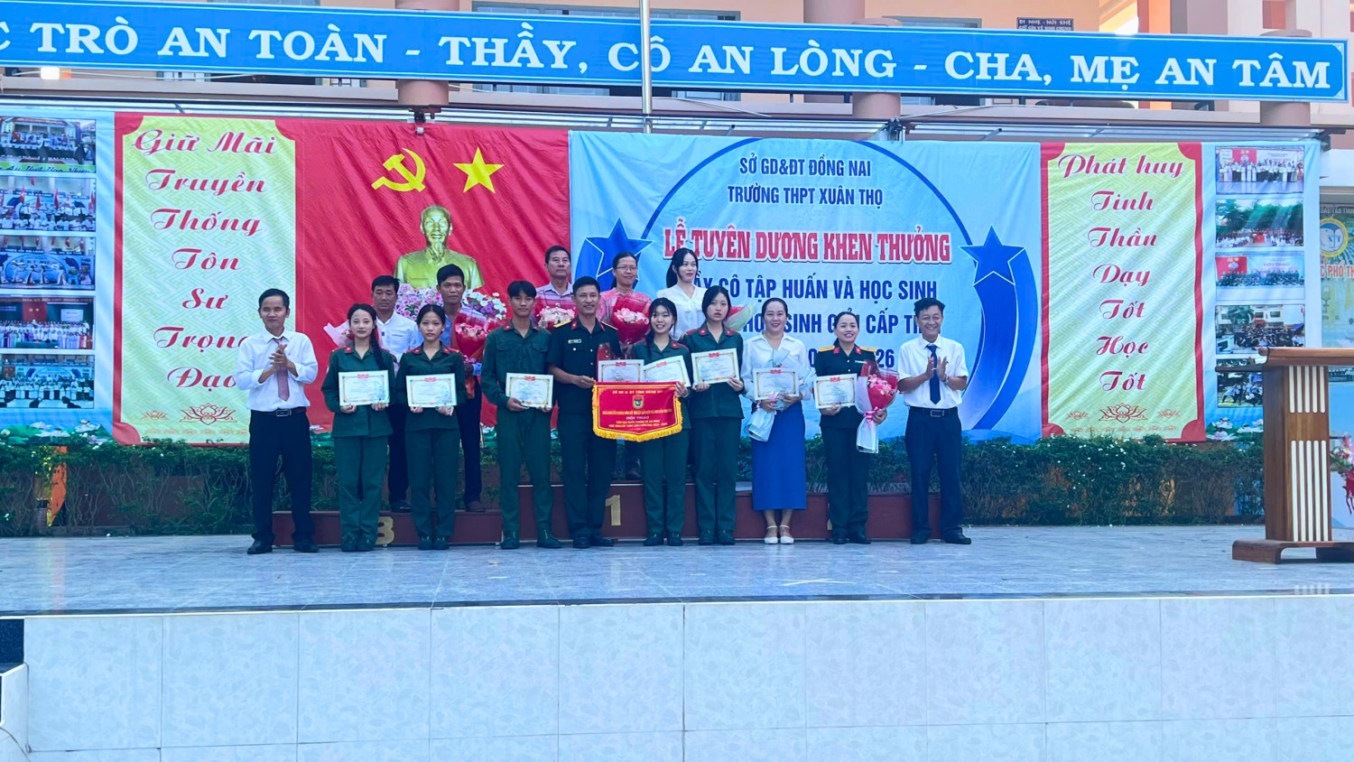 Lễ tuyên dương và trao thưởng cho quý thầy cô tập huấn và đoàn học sinh tham gia Hội thao Giáo dục Quốc phòng - An ninh (GDQP-AN) cấp tỉnh năm 2026