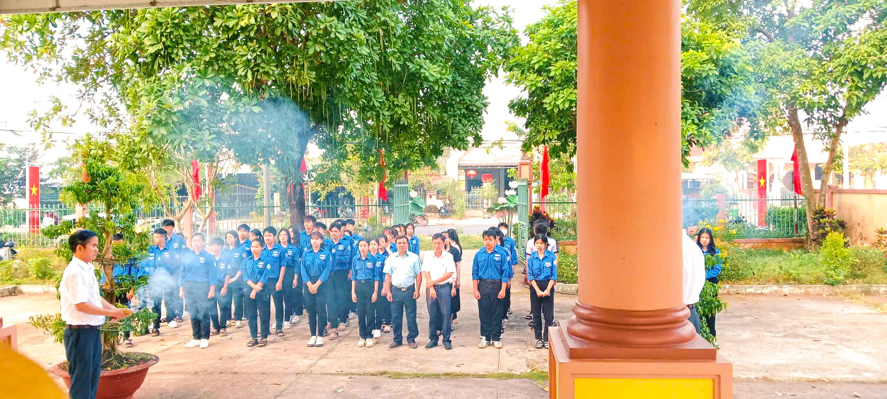 Trường THPT Xuân Thọ phối hợp cùng lãnh đạo các cấp trên địa bàn xã tổ chức lễ dâng hương, viếng Đền Liệt sĩ xã Xuân Thọ