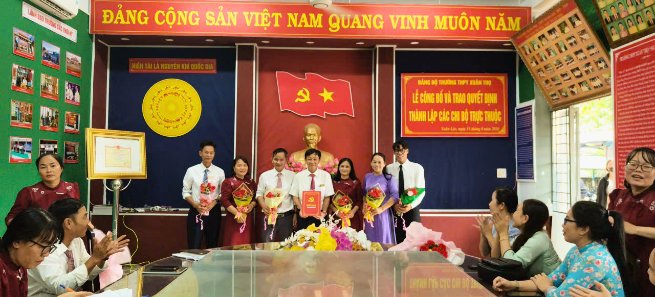 Đảng bộ trường THPT Xuân Thọ long trọng tổ chức lễ công bố quyết định thành lập các Chi bộ trực thuộc nhiệm kỳ 2025 - 2030
